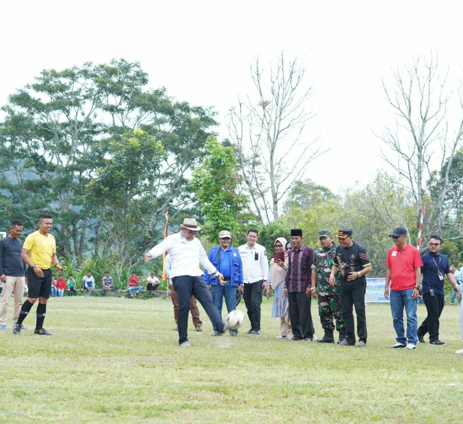 Bupati Solok Epyardi Asda lakukan tendangan bola pertama Walinagari Cup 1 di Lapangan Linjuang Koto Tinggi Nagari Koto Gaek, Minggu (03/09/23)